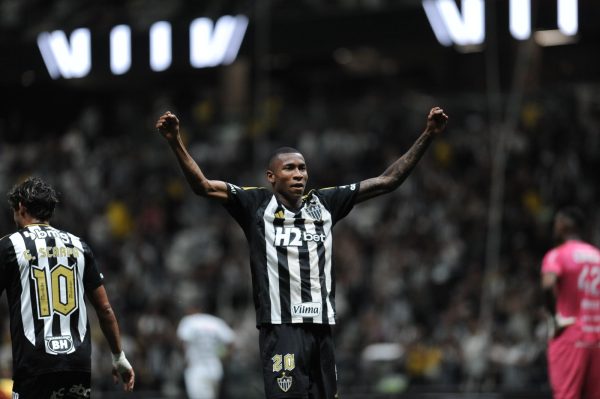 Patrick, jovem volante do Atltico, comemora primeiro gol como profissional (foto: Alexandre Guzanshe/EM/D.A. Press)