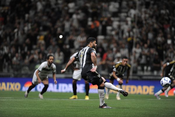Momento em que Hulk realiza cobrana de pnalti diante do Maring (foto: Alexandre Guzanshe/EM/D.A. Press)