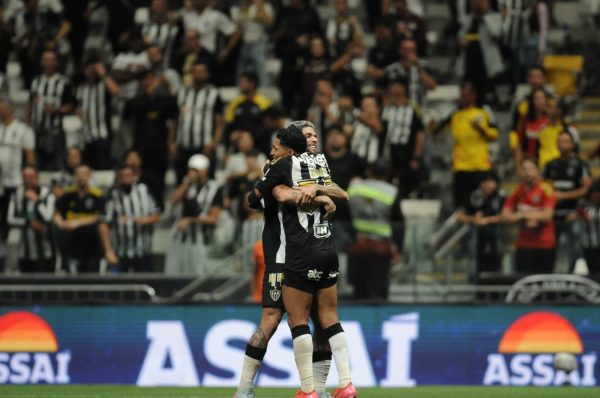 Rubens e Rony se abraam em comemorao de gol do Atltico na Arena MRV (foto: Alexandre Guzanshe/EM/D.A. Press)