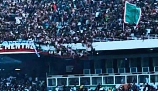 Arquibancada do Estdio 5 de Julho cedeu na Arglia (foto: Reproduo/DZFoot)