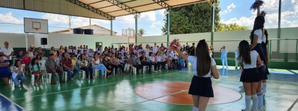 Educação realiza roda conversa com estudantes em Uberlândia e entrega quadra poliesportiva em escola de Patos de Minas 