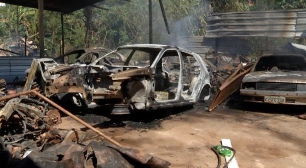 Incêndio atinge oficina mecânica e destrói cinco carros em Governador Valadares