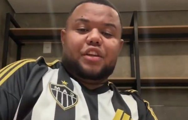Influenciador pede desculpas por vestir camisa do Flamengo: ‘Aqui é Galo’