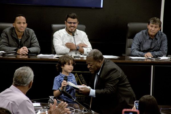 Instrutor mirim da ONG Engenho do Saber, do bairro Ana Moura, recebe homenagem na Câmara de Timóteo