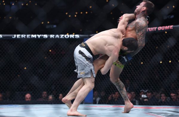 Islam Makhachev finaliza brasileiro e alcança marca histórica no UFC