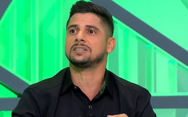 Cicinho de camisa preta em um fundo verde (foto: Reproduo/SBT)