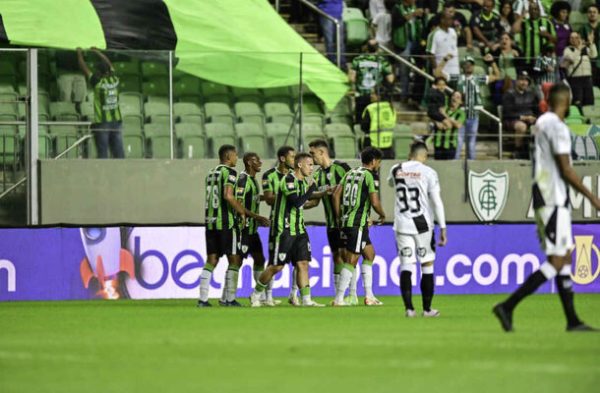 Amrica em jogo contra a Ponte Preta, pela Srie B (foto: Mouro Panda/Amrica)