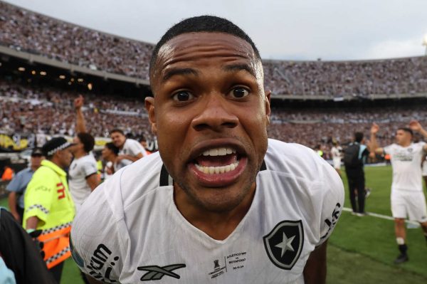 Junior Santos comemorando com a camisa do Botafogo (foto:  Vitor Silva/Botafogo)