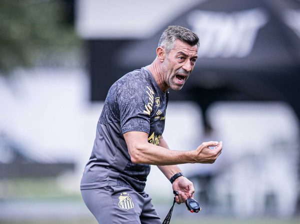 Pedro Caixinha, ex-tcnico do Santos (foto: Divulgao/ Santos FC)