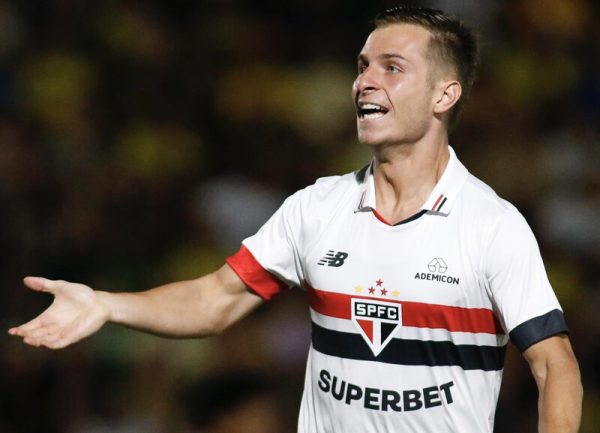 Giuliano Galoppo com a camisa do So Paulo (foto: Rubens Chiri/Saopaulofc.net)