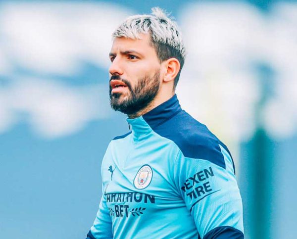 Aguero com a camisa do City (foto:  Foto: Divulgao/Manchester City)