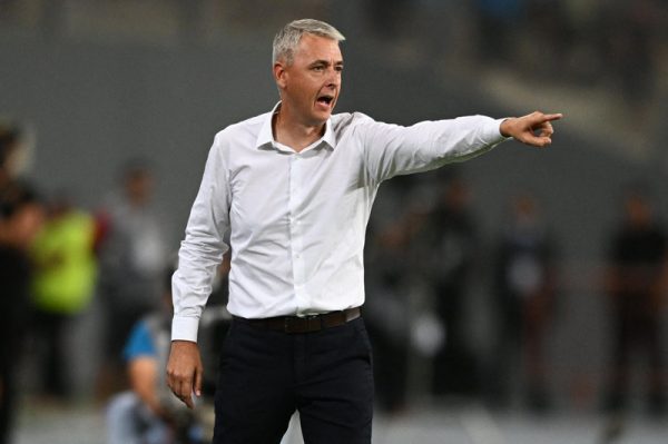 Tiago Nunes gesticula em campo (foto: Ernesto Benavides/AFP)