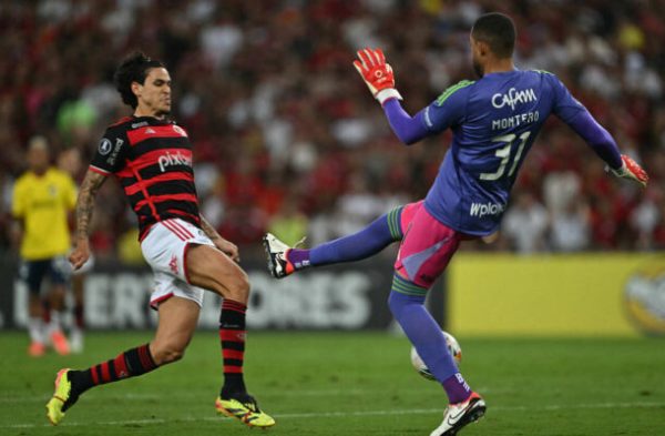 Pedro tira o goleiro Montero da jogada e faz o primeiro gol do Flamengo sobre o Millonarios (foto: Mauro Pimentel/AFP)