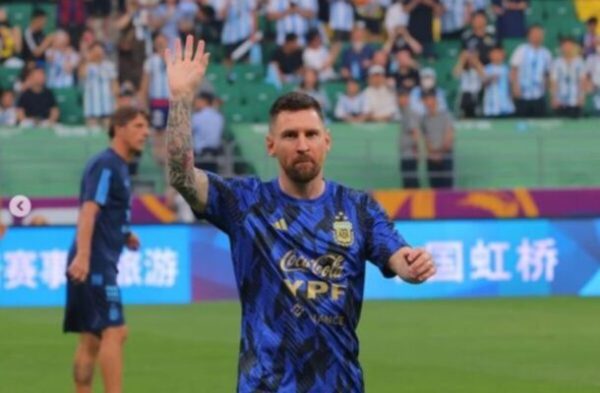 Messi cumprimenta os torcedores (foto: Divulgao/AFA)