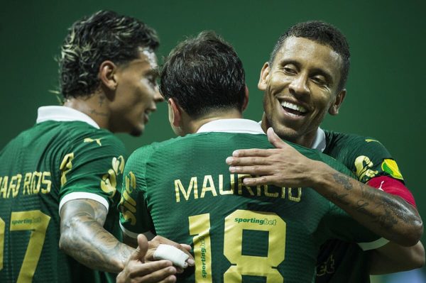 Jogadores do Palmeiras celebram gol (foto: Renato Pizzutto/Ag. Paulisto)