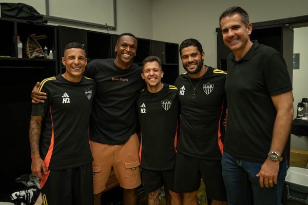 Jô visita vestiário do Atlético e tira foto com ídolos: ‘Carregou aí?’