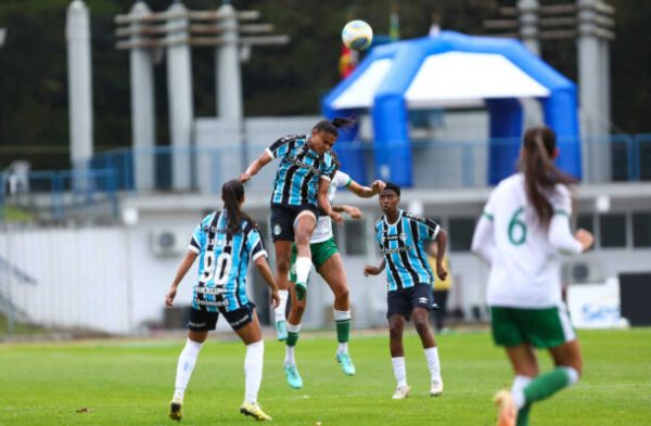 Jogadoras de Grmio e Amrica, pela 10 rodada do Brasileiro Feminino (foto: Rodrigo Fatturi/Grmio FBPA)