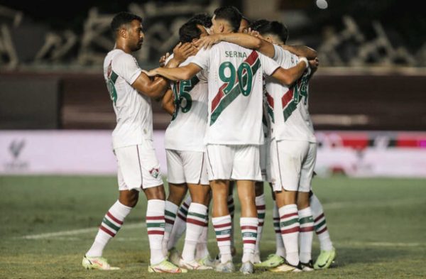 Jogadores celebram um dos gols do Fluminense sobre a Portuguesa (foto: Lucas Meron / Fluminense FC)