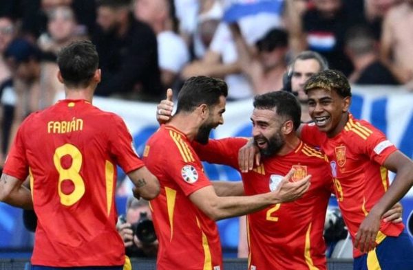 Carvajal (camisa 2)  celebrado aps fazer o terceiro gol da Espanha sobre a Crocia (foto: Christophe Simon/AFP)