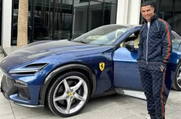 Atacante Cristiano Ronaldo com carro de luxo (foto: Reproduo/Instagram)