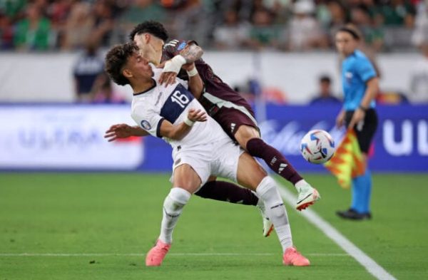 jogadores de Equador e Mxico, pela Copa Amrica (foto: Chris Coduto/AFP via Getty Images)