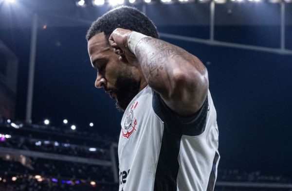 Memphis Depay em comemorao (foto: Reproduo/Instagram)