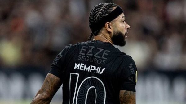 Memphis Depay com a camisa do Corinthians (foto: Mauro Horita/Ag. Paulisto)