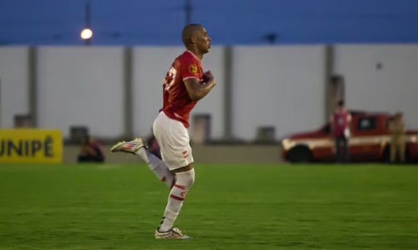 Jogador chora ao fazer 1º gol no profissional, lembra-se do pai assassinado e da vida no orfanato