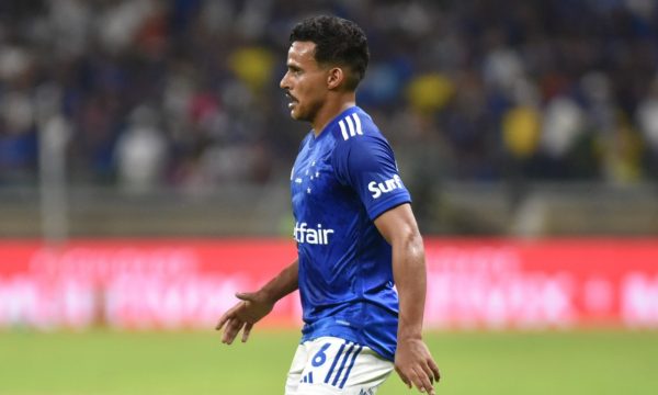 Jogador de seleção volta a ser titular do Cruzeiro após 235 dias