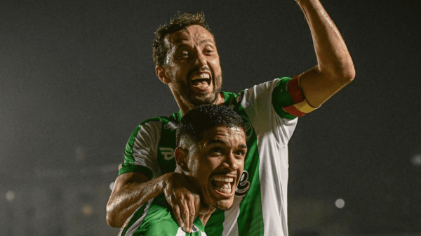 Lucas Barbosa e Nen, do Juventude, comemorando gol sobre Atltico-GO pelo Campeonato Brasileiro (foto: Nathan Bizotto/ECJ
)