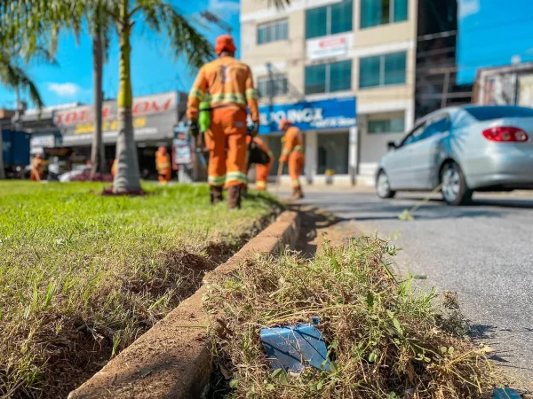 Prefeitura de Ipatinga realiza ação intensiva de limpeza em importantes corredores de tráfego da cidade