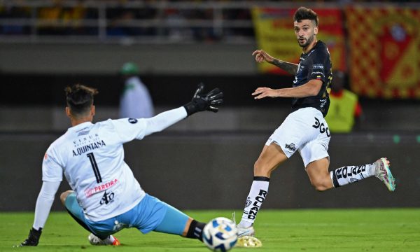 Lautaro em jogo pelo Del Valle (foto: RAUL ARBOLEDA/AFP)