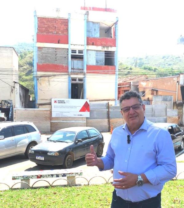 Luiz Perdigão visita obras de reforma da Secretaria Municipal da Saúde e se emociona