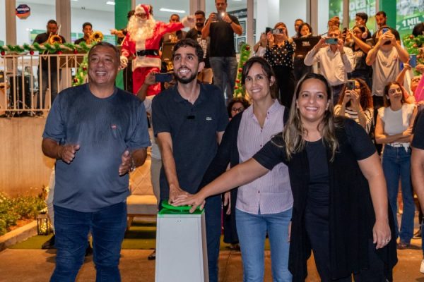 Luzes de Natal são acesas na rotatória diante da Prefeitura