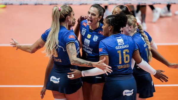 Jogadoras do Minas comemoram ponto durante vitria sobre o Osasco na Superliga Feminina de Vlei (foto: Hedgard Moraes/Minas Tnis Clube)