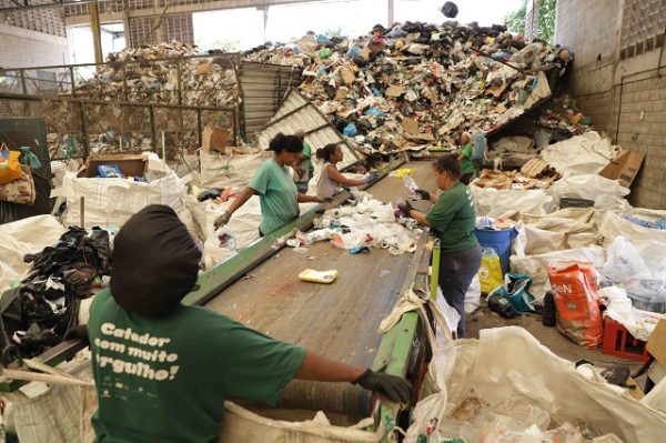 Mães chefes de família têm vidas transformadas pelo trabalho com materiais recicláveis em Minas