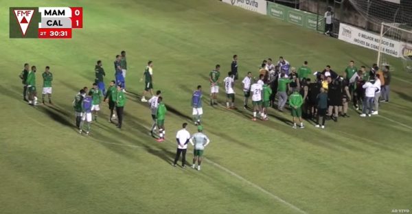 Jogo entre Mamor e Caldense (foto: Reproduo/FMF/YouTube)