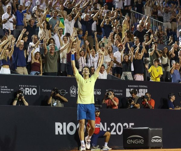 Marcelo Melo com os braos erguidos diante dos torcedores (foto: Fotojump/Divulgao)