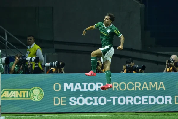 Maurício marca duas vezes, e Palmeiras estreia no Paulista com vitória sobre a Portuguesa