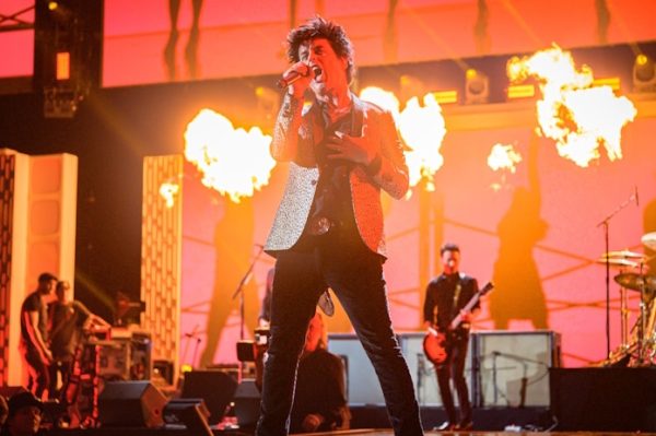 Billie Joe Armstrong cantando com o Green Day no palco em chamas