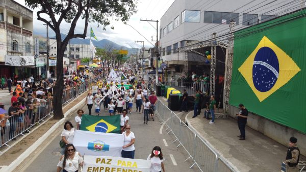 Milhares de pessoas prestigiam desfile de 7 de setembro em Coronel Fabriciano