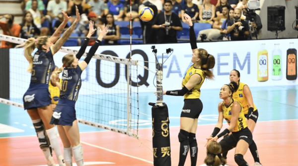 Jogadoras de Minas e Praia (foto: Lo Caldas/Divulgao CBV)