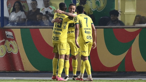 Jogadores do Mirassol comemorando gol sobre CRB, pela Srie B (foto: Marcos Freitas/Agncia Mirassol)