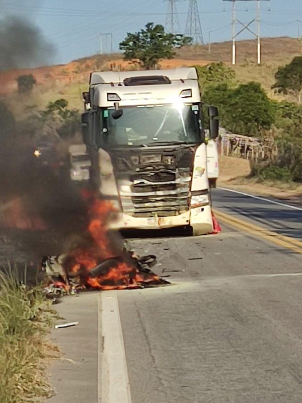 Motociclista bate de frente com carreta e morre carbonizado na BR-259