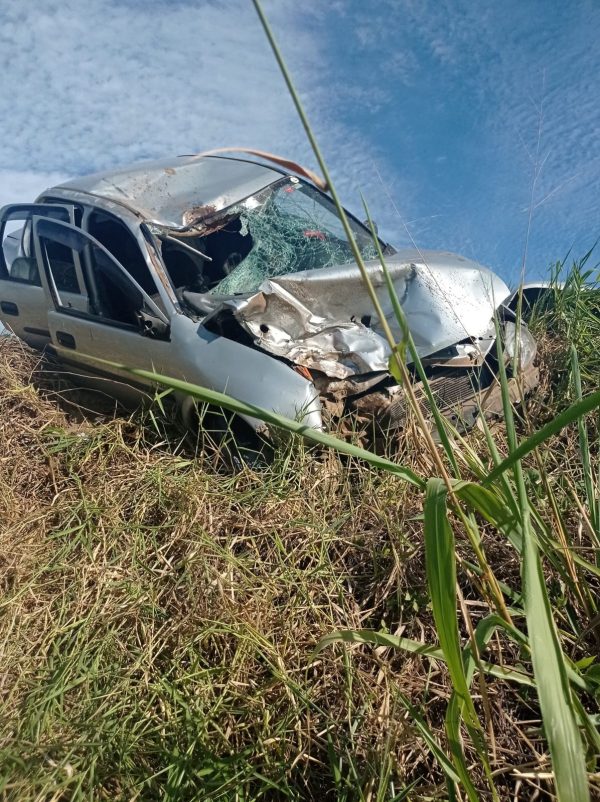 Motociclista inabilitado bate de frente com carro e morre na BR-474, em Aimorés