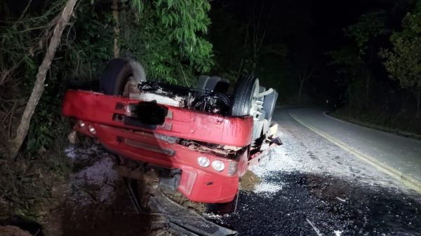 Motorista capota caminhão de brita e morre na MG-217, em Malacacheta