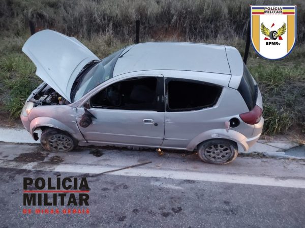 Motorista cochila, perde o controle da direção e carro tomba à margem da BR-259