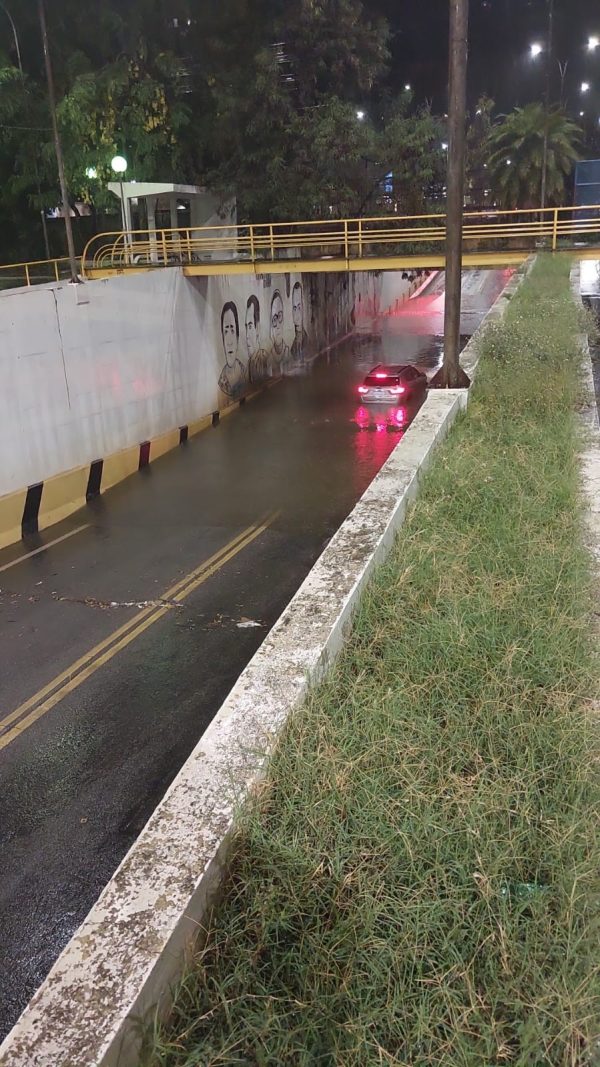 Motorista fica preso em carro submerso no mergulhão em Governador Valadares