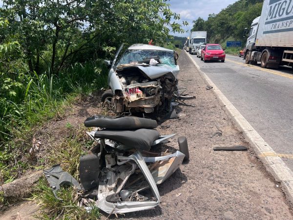 Motorista invade contramão para desviar de peça e bate de frente com outro carro na BR-381; duas pessoas morreram