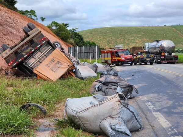 Motorista morre após caminhão carregado com pó de grafite tombar na  BR-381 em Periquito